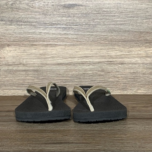 Sanuk Yoga Spree 4 Gold Metallic Flip Flop Sandal - Picture 2 of 9